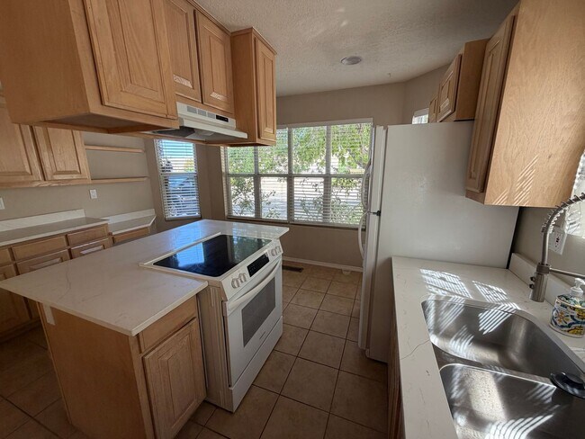 Building Photo - Spacious 3-Bedroom