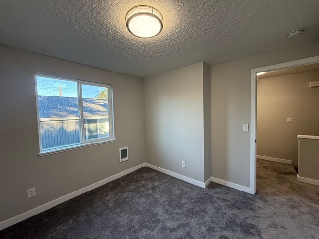 Building Photo - NOW SHOWING SNEAK PREVIEW - RENOVATED TOWNHOME in Raleigh Hill Available for IMMEDIATE MOVE IN an...