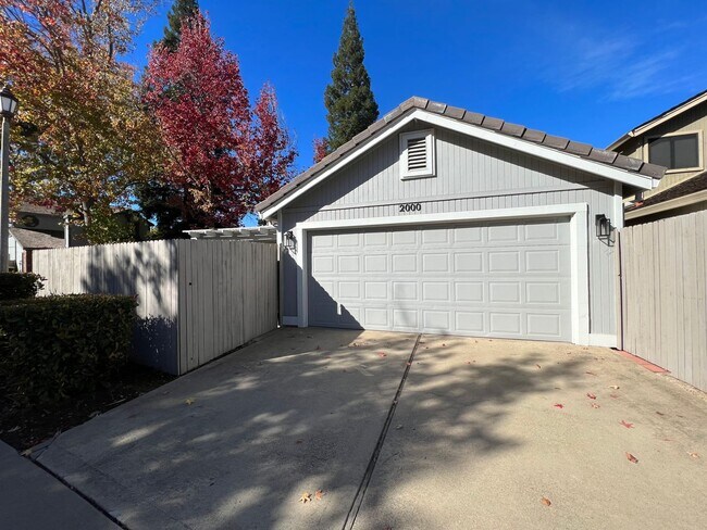 Building Photo - Beautiful 3 Bedroom Home in Roseville