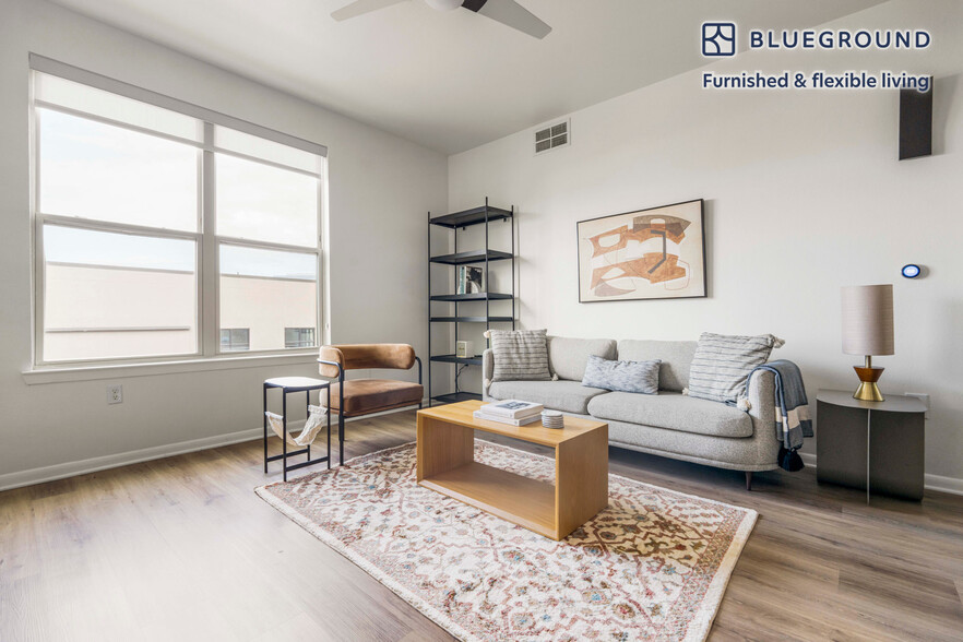 Primary Photo - 3210 Esperanza Crossing