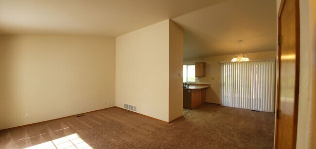 Building Photo - Great 3 Bed/3 Bath in Post Falls!