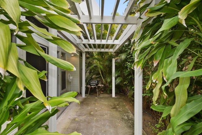 Building Photo - ***Pines II 2 Bedroom 2 Bath Fully Furnish...