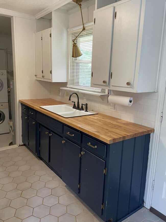 Building Photo - Excellent 3 Bedroom Home Minutes from Down...