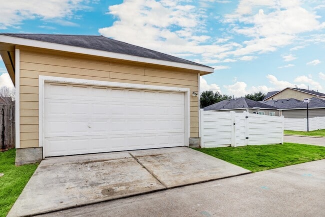 Building Photo - 6302 Provident Green Dr