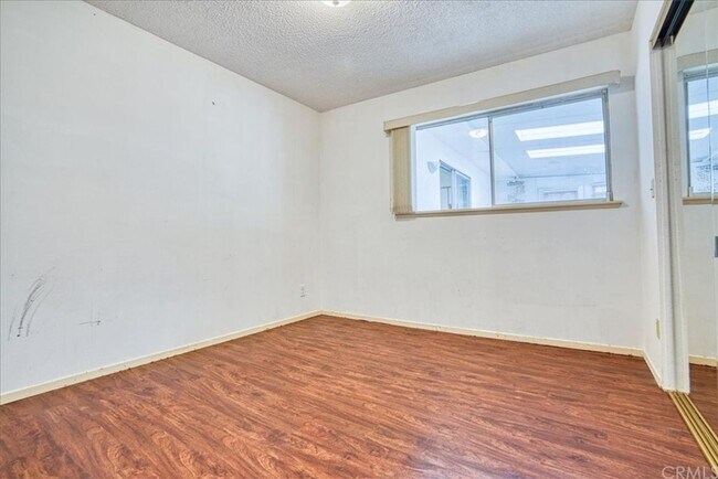 Building Photo - 5 Bedroom 3-bathroom Large single level home!