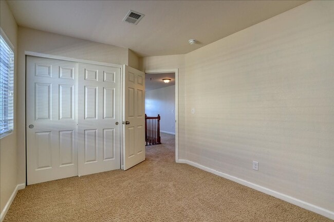 Building Photo - Awesome 3bed/3bath/2car garage on a quiet street in Aurora!