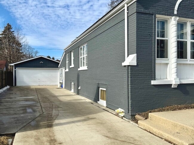 Building Photo - 216 Burton Ave