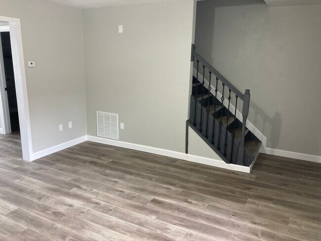 Building Photo - Newly Renovated 2 Bedroom 1.5 Bathroom Tow...