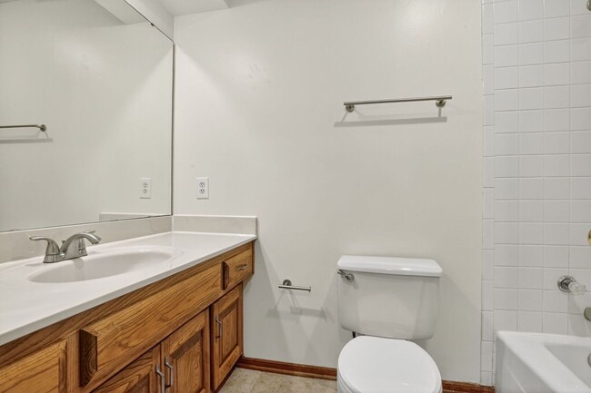 Building Photo - Updated 2 Bedroom 3 Bath townhome with ful...