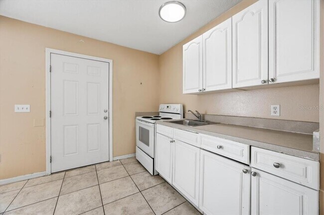 Building Photo - 2918 Fan Palm Dr