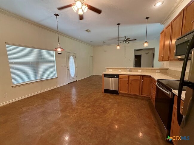 Building Photo - 1608 Lakeview Dr