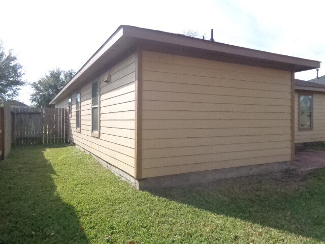 Building Photo - 8002 Big Oak Dr