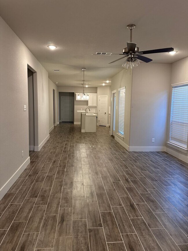 Building Photo - 3/2/2 MOVE IN SPECIALS -Great Location -