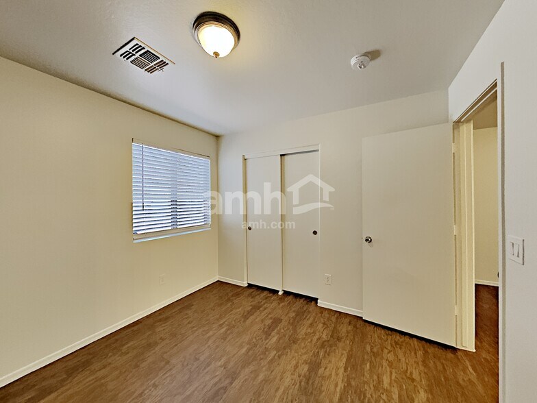 Building Photo - 16043 W Vogel Ave