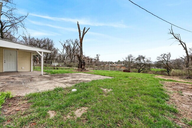 Building Photo - 10261 Imperial Dr