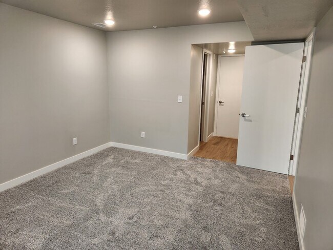 Building Photo - 1032 E 400 S
