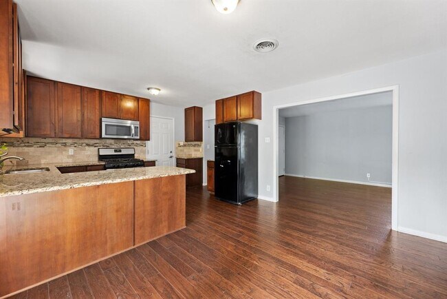 Building Photo - 103 W Croslin St