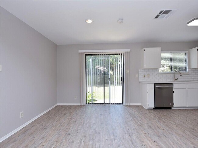Building Photo - 802 Primrose Ln