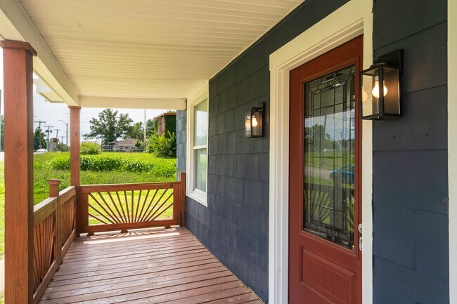 Building Photo - Charming 3-Bedroom Home with Spacious Layo...