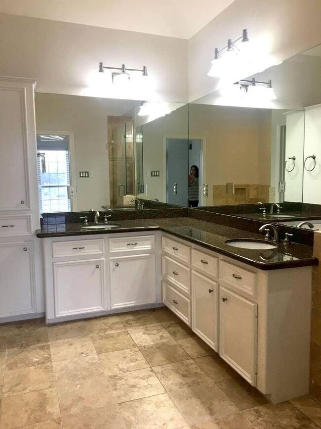 Building Photo - Discounted Deposit! Stylish 3-Bedroom Town...