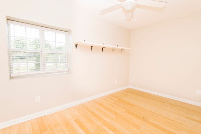 Building Photo - 3 Bedroom Home with Spacious Back yard Close to NCSU!