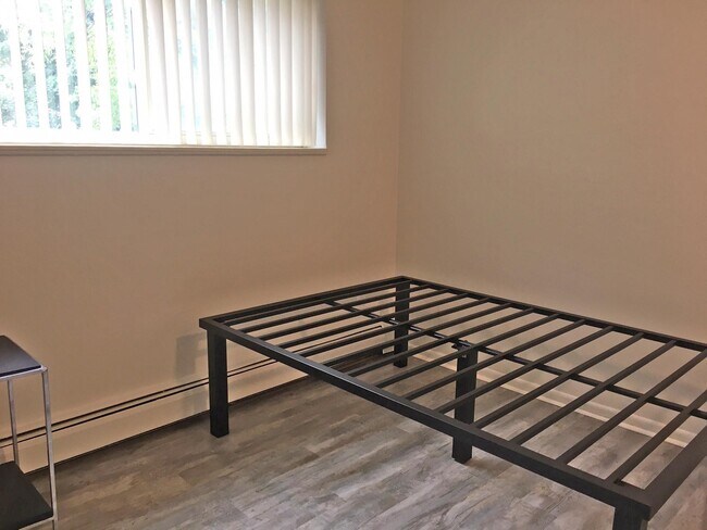 Building Photo - 912 Oakland Ave