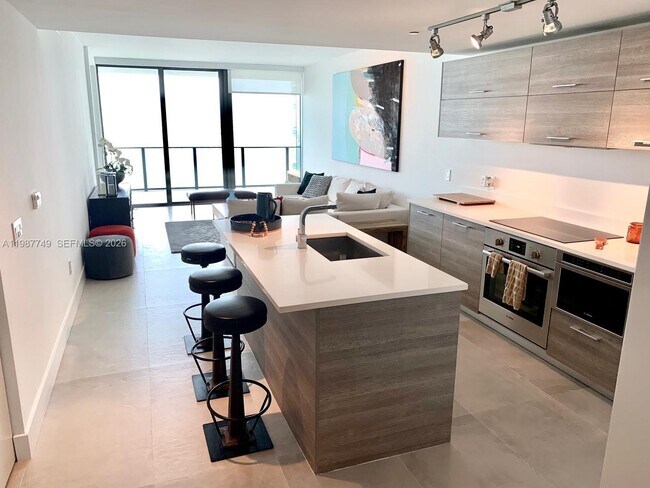 Building Photo - 650 NE 32nd St