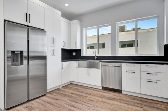 Building Photo - Elegant 2BR / 2BA in Prime North Hollywood