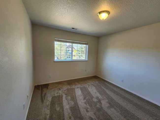 Building Photo - Bethany Home Available