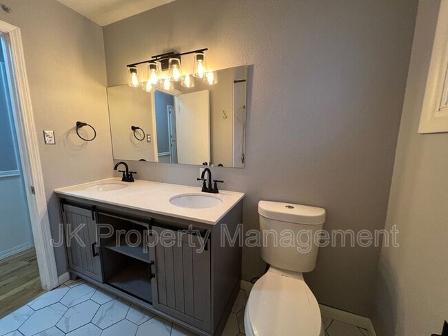 Building Photo - 333 Riverview 4 W