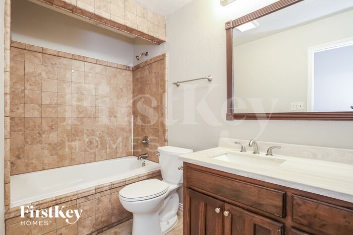Building Photo - 4817 Crest Dr
