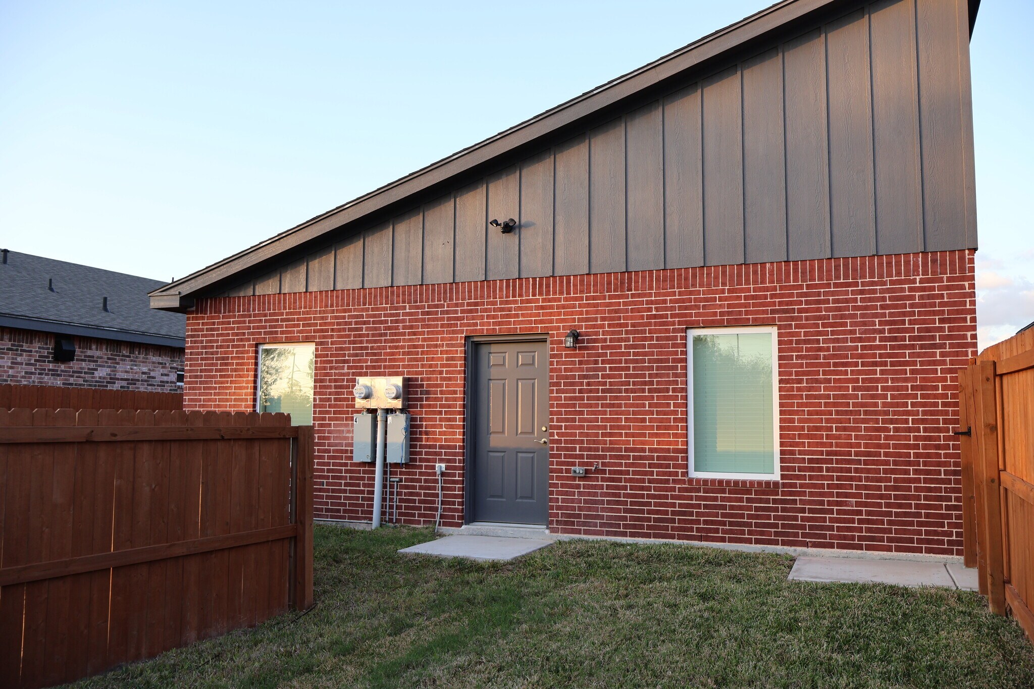 Building Photo - 1005 Hidden Hills St