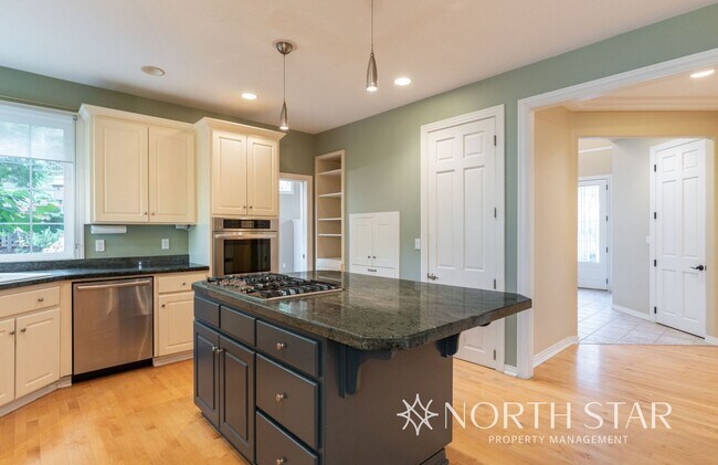 Building Photo - Spacious Elegance in Lake Oswego