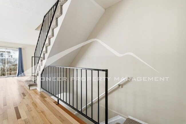 Building Photo - Spacious Townhouse with Central AC and Washer/Dryer