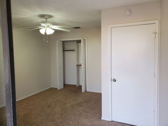 Building Photo - AVAILABLE NOW!!! Cozy 2 bedroom, 2 bath ha...