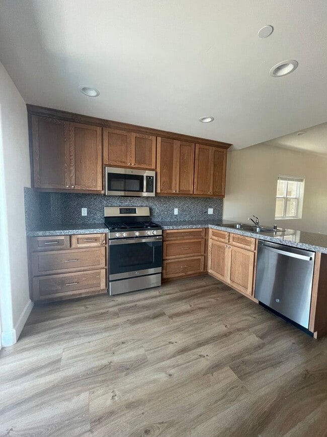 Building Photo - 2 bed, 2.5 bathroom Townhouse