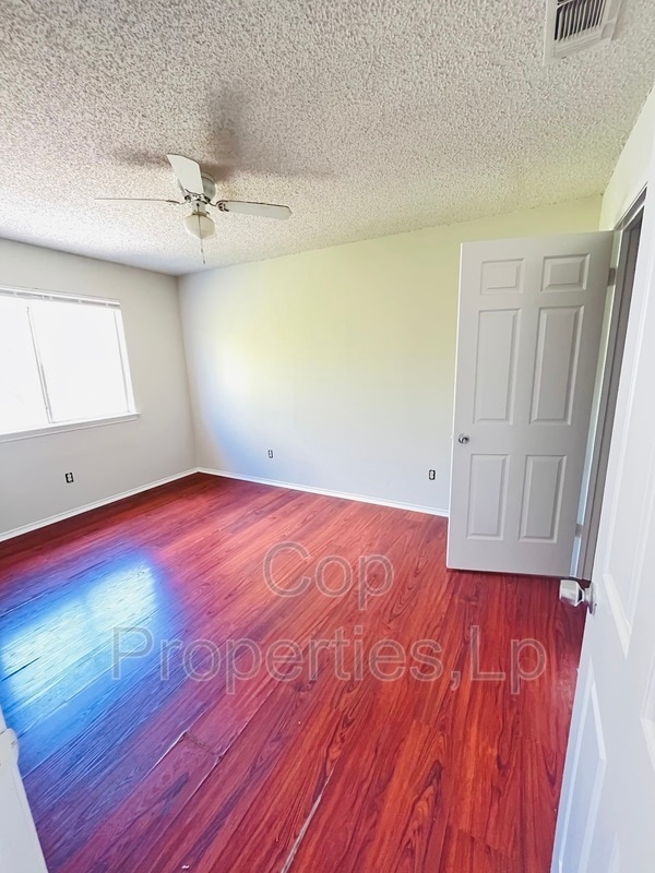 Building Photo - 6319 Waddesdon Wood