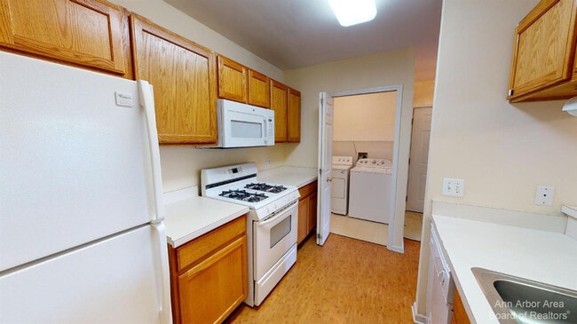 Building Photo - 2767 S Knightsbridge Cir