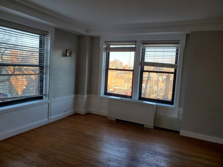 Building Photo - 15 E Kirby St