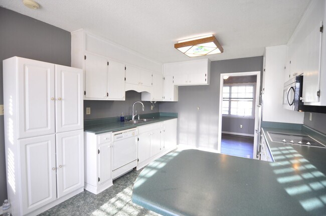 Building Photo - Desirable SE Huntsville