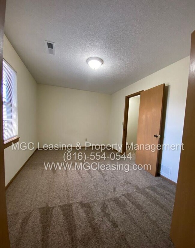 Building Photo - Chapel Oaks Community of Lee's Summit, Ready for late August Move-in!