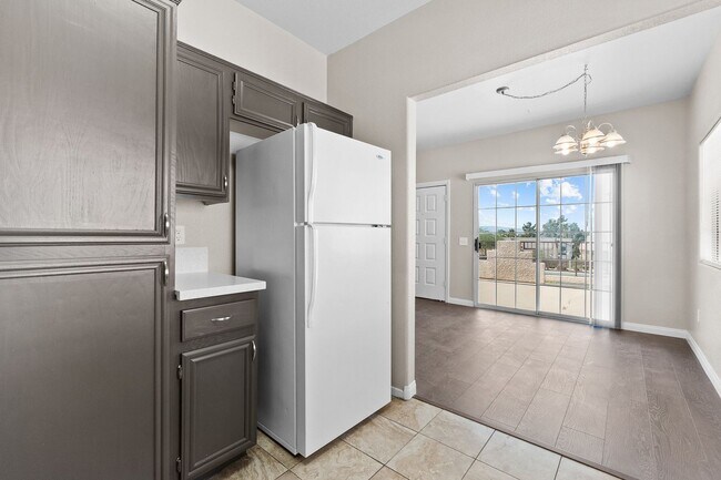 Building Photo - Gorgeous 2 Bedroom Townhome with attached ...