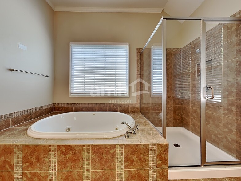 Building Photo - 302 Green St