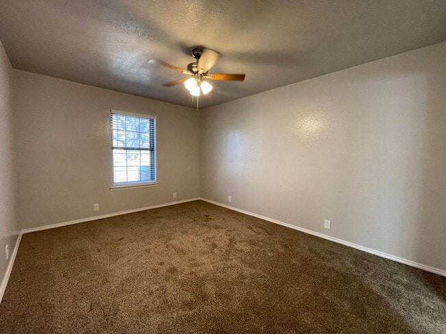 Building Photo - AVAILABLE NOW - 2 BEDROOM 2 BATH TOWNHOME ...