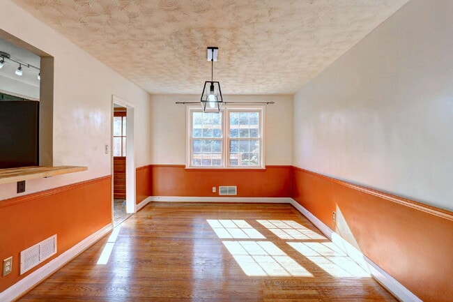 Building Photo - (3BD/2BA) Fabulous Rodgers Forge Townhome