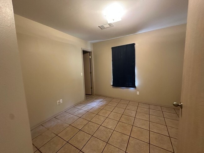 Building Photo - Welcome to this charming 3-bedroom, 2-bathroom home located in the heart of Russellville, AR.