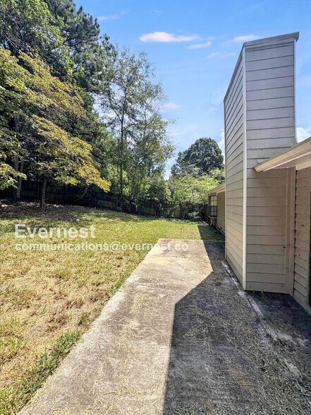 Building Photo - 8572 Glenwoods Dr