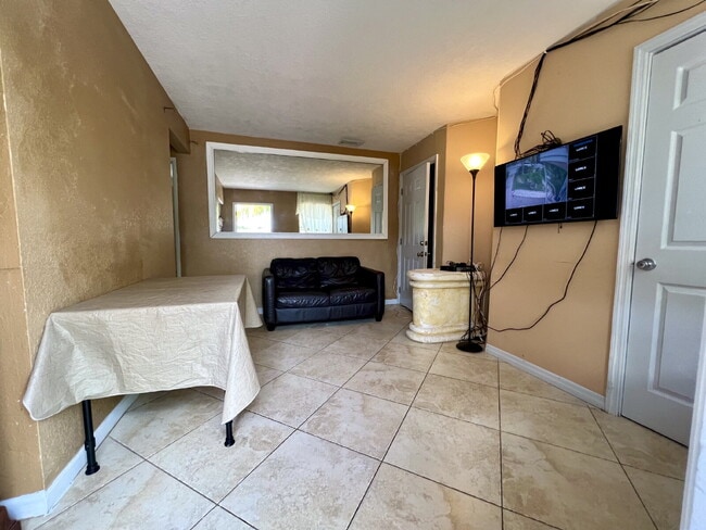 Building Photo - Spacious Master Bedroom Shared Living Spac...