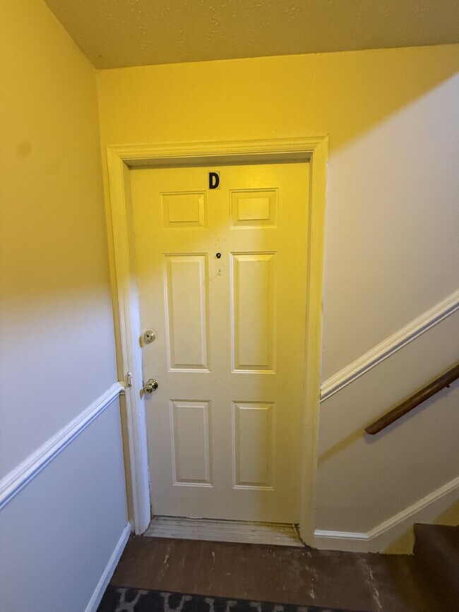Building Photo - 2 Bedroom 1 Bathroom Apartment in Madison Heights with off street parking.