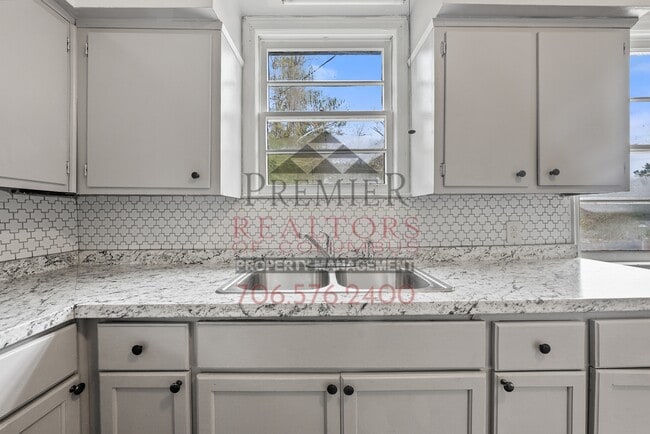 Building Photo - 3322 10th St